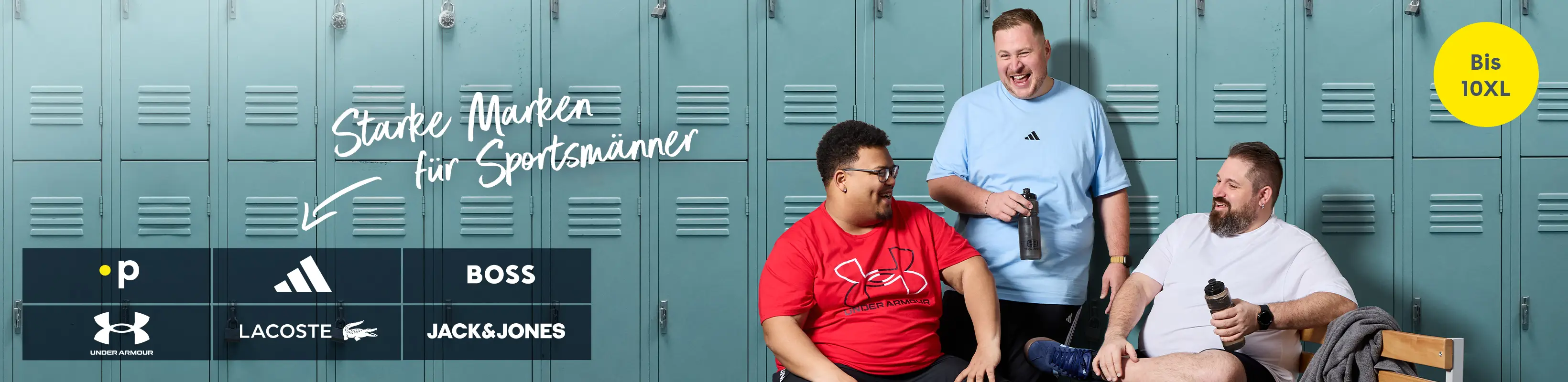 Drei Männer in großen Größen in einer Umkleidekabine tragen Trainingskleidung von adidas, Under Armour, Boss und Jack & Jones – Sportmode bis 10XL