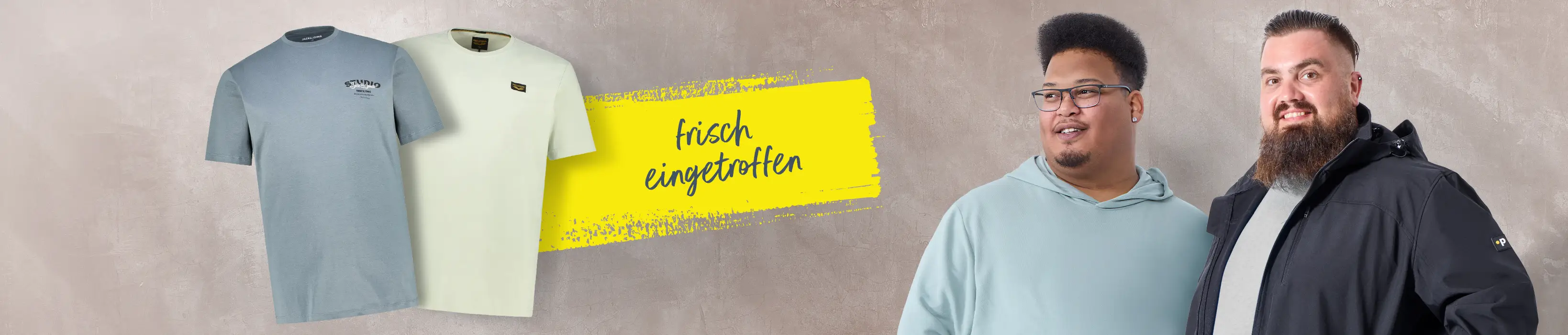 Zwei Männer in großen Größen tragen Hoodie und Jacke neben zwei abgebildeten T-Shirts vor hellem Hintergrund mit Hinweis frisch eingetroffen