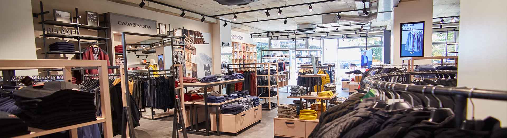 Weitläufige Ladenfläche im Pfundskerl Store mit großer Auswahl an XXL Herrenbekleidung