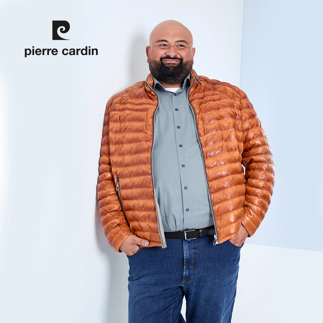 Mann in großen Größen trägt Pierre Cardin Jeans und Steppjacke – lässiger Denim-Look
