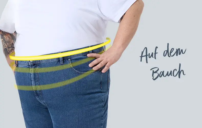 Seitliche Ansicht eines Mannes mit weißem T Shirt und Jeans die auf dem Bauch sitzt. Gelbe Markierung zeigt die Bundhöhe.