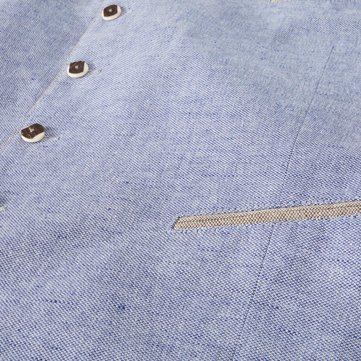 Weis Trachtenweste mit Leinen blau