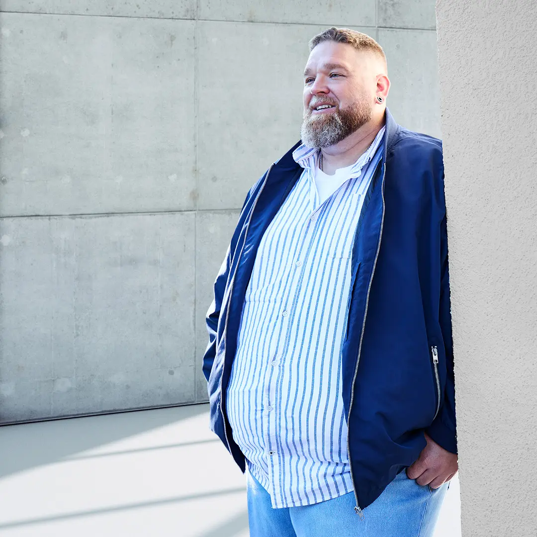 Lässiger Layer-Look mit Streifenhemd & Bomberjacke