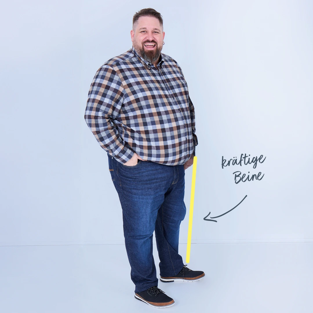 Pfundskerl-Model mit kariertem Hemd und Jeans, die bei kräftigen Beinen optimal sitzt