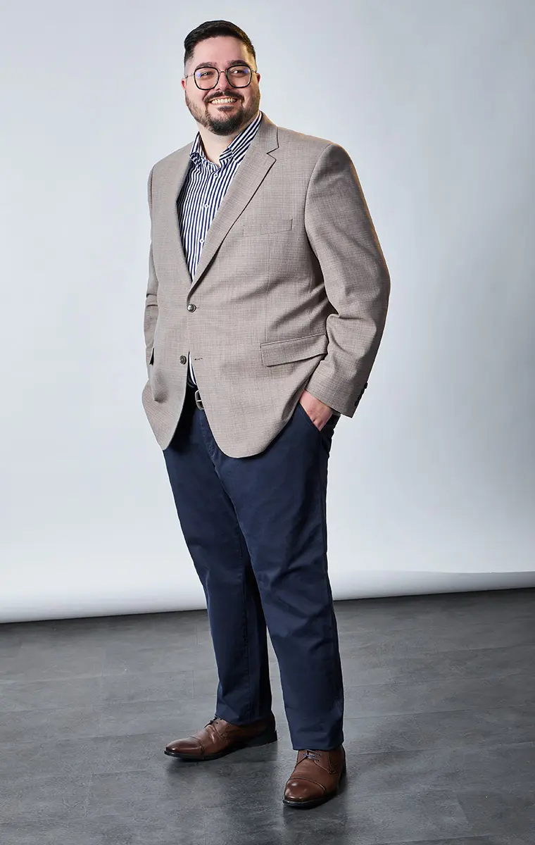 Modernes Herren Outfit in großen Größen mit beigem Sakko, Hemd und dunkler Hose für stilvolle Anlässe