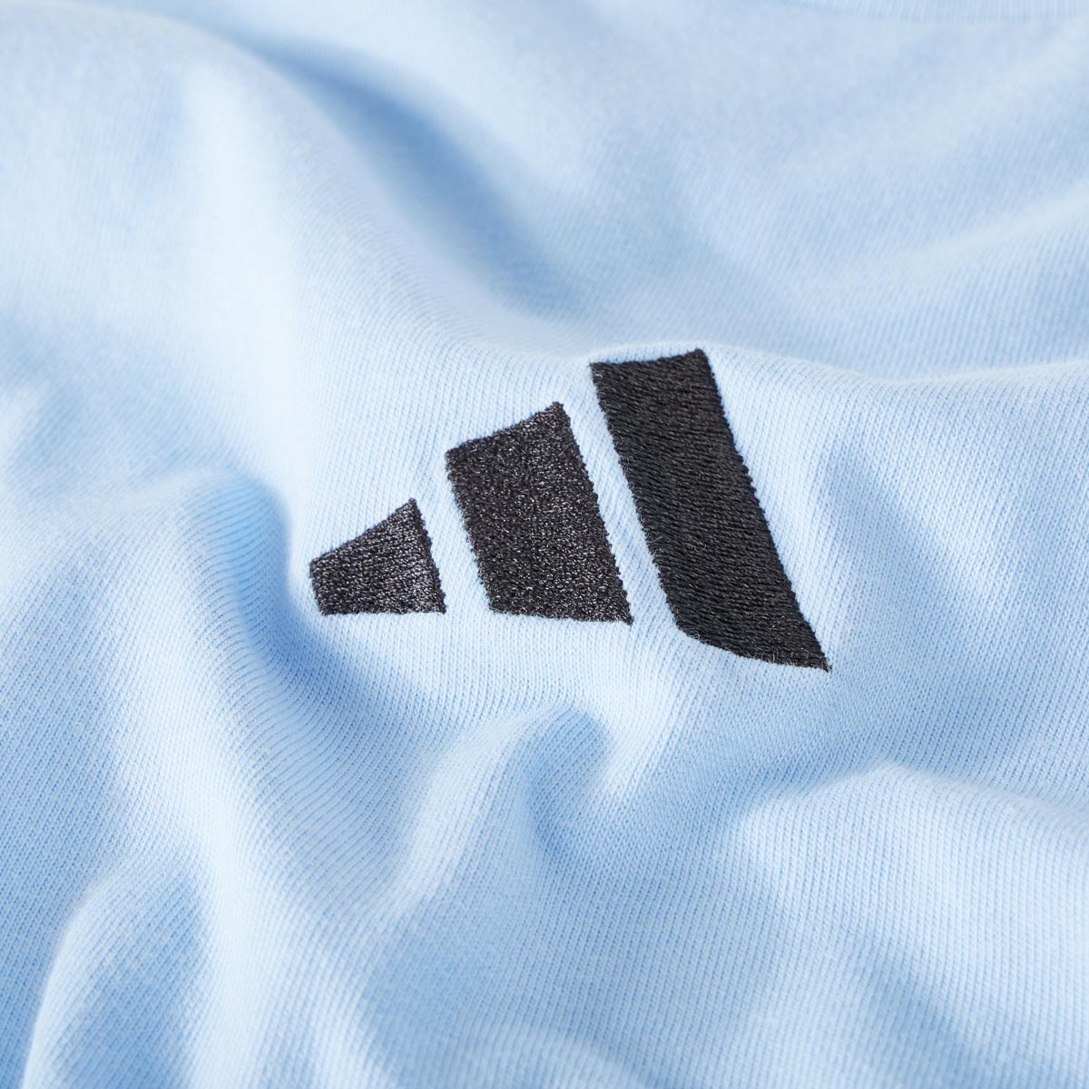 adidas T-Shirt mit Label-Stickerei royalblau