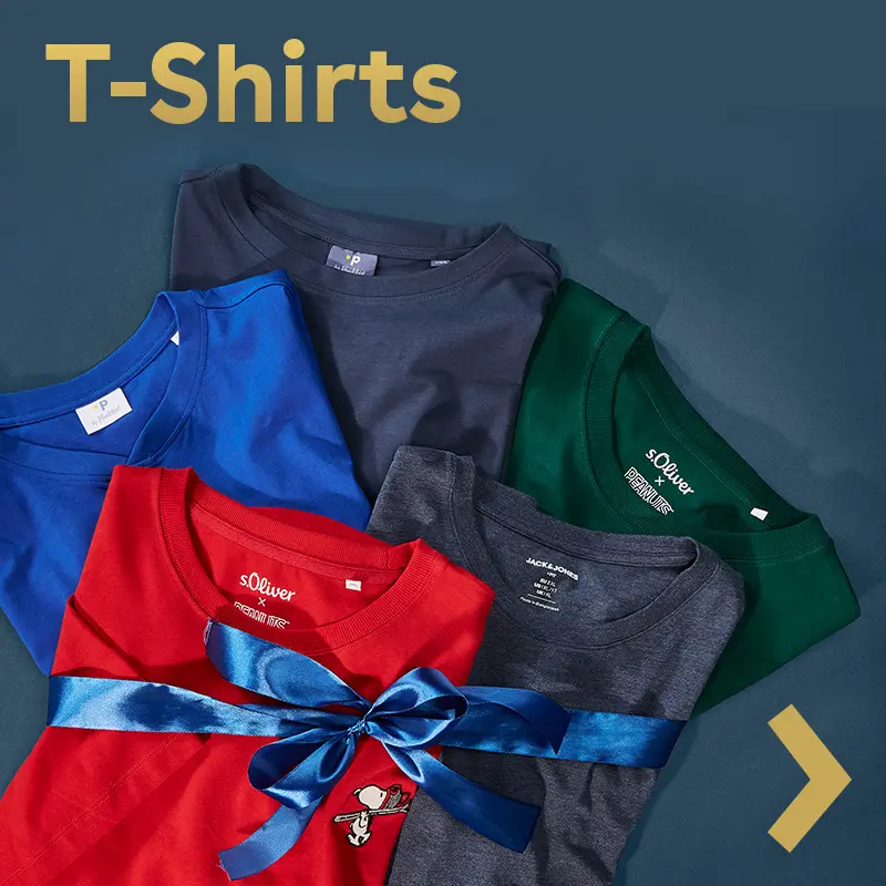 Farbige T-Shirts von s.Oliver und Jack & Jones festlich arrangiert mit blauer Schleife.