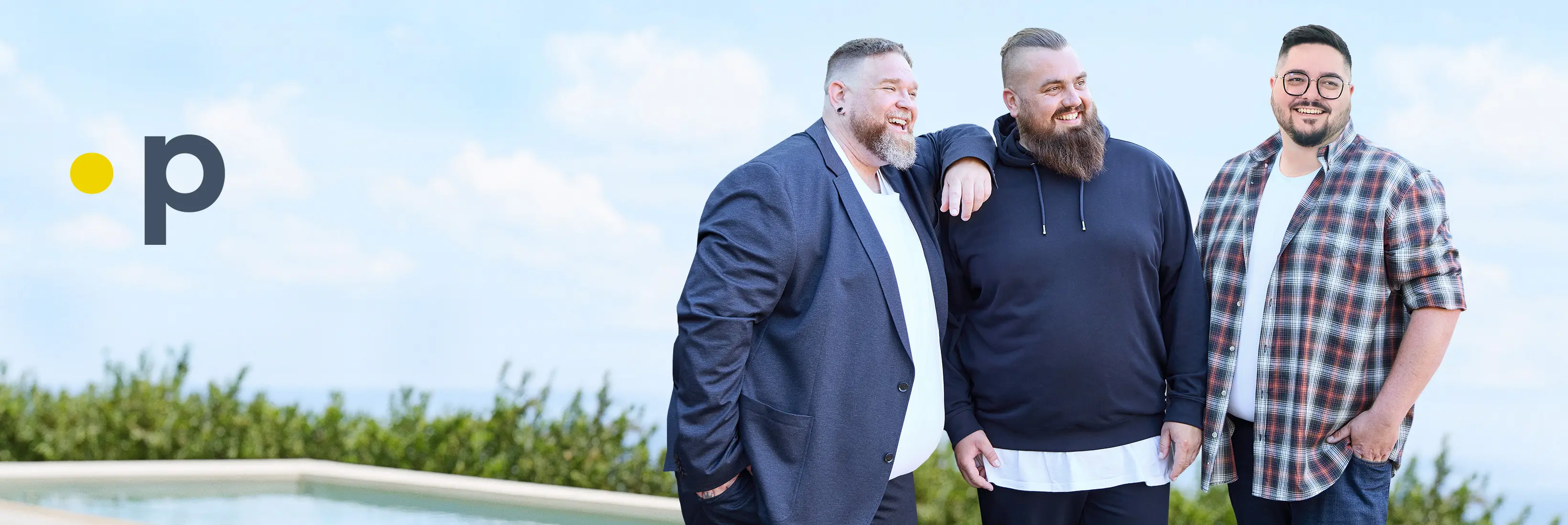 Drei Männer in Plus-Size-Mode lachen gemeinsam vor einem Pool