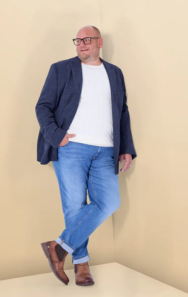 Mann im Strickpullover und Sakko mit Jeans – entspannter Office-Look in großen Größen