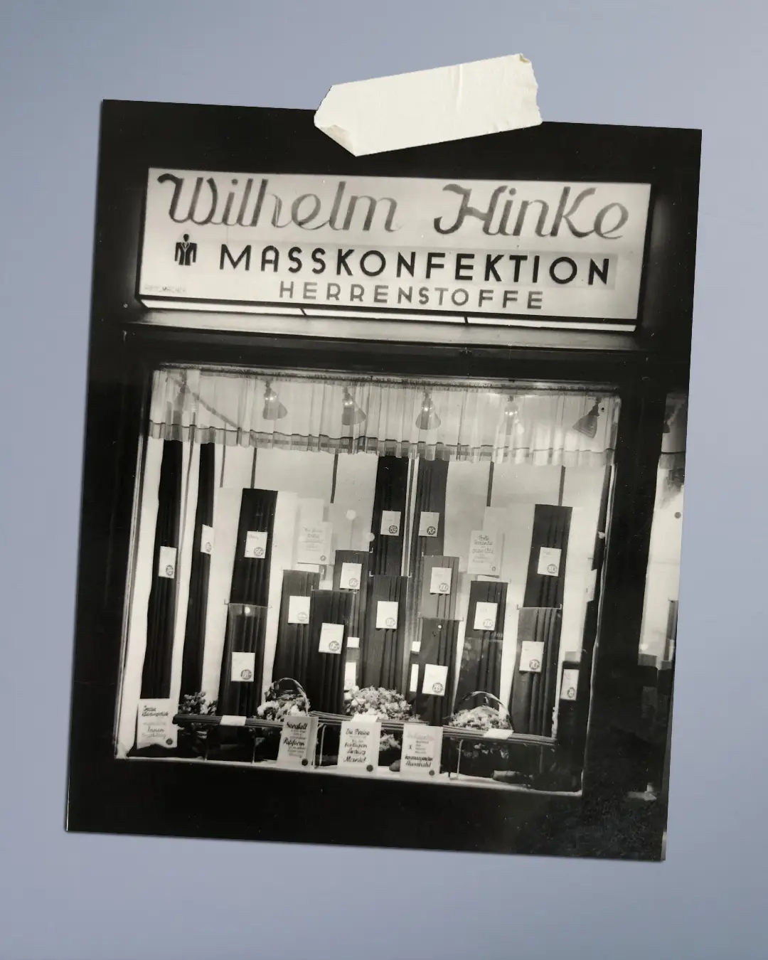 Historisches Schaufenster von Wilhelm Hinke Maßkonfektion und Herrenstoffe in München in den 1930er Jahren.