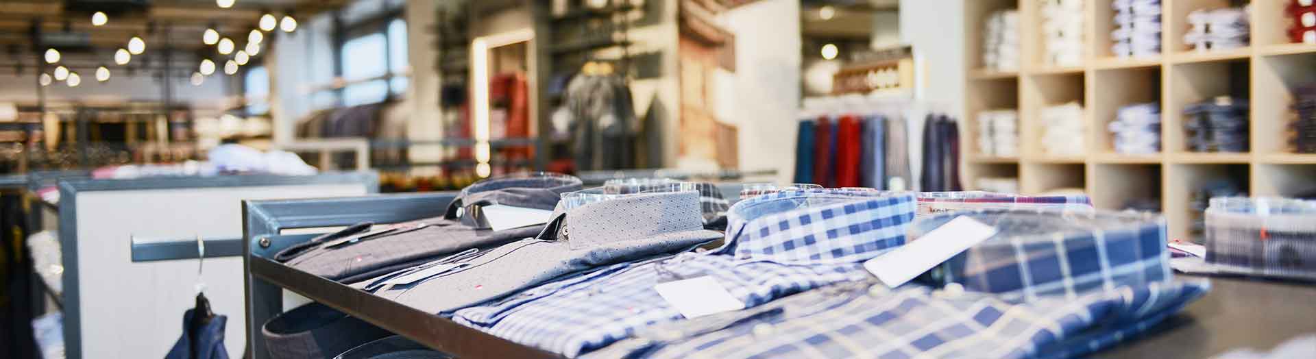 Tisch mit karierten Herrenhemden in Übergrößen, ideal für Freizeit oder Anlass