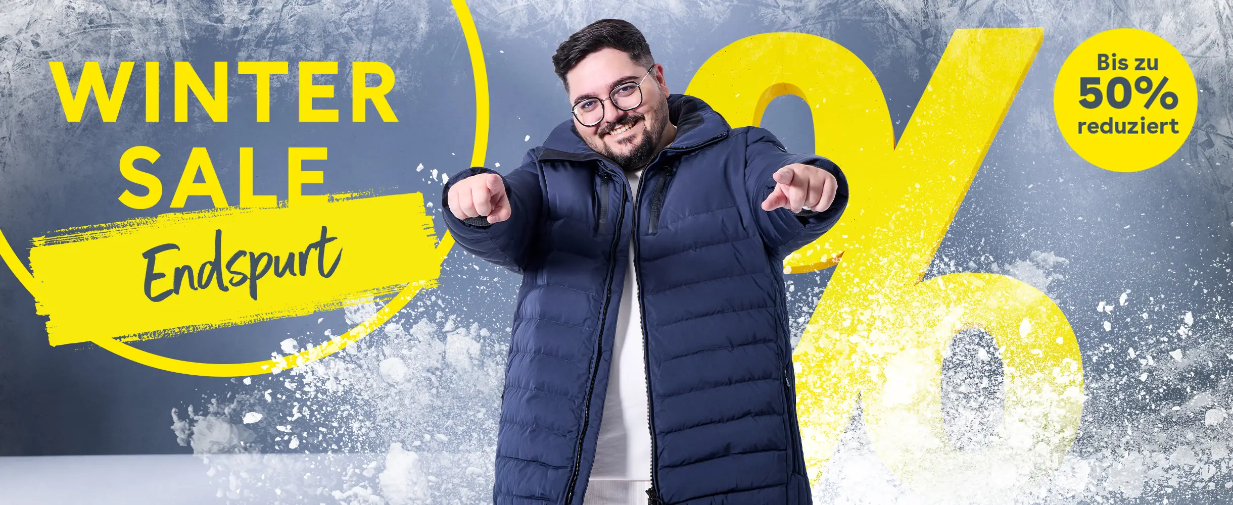 Starker Mann in blauer Winterjacke zeigt auf den Betrachter, Winter Sale Endspurt bei Pfundskerl mit bis zu 50 Prozent Rabatt auf Herrenmode in großen Größen