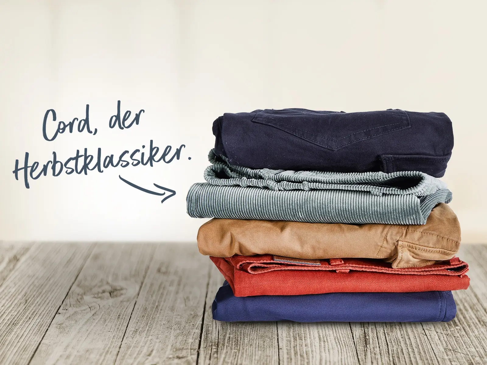 Gestapelte Herren-Hosen in verschiedenen Farben aus der Übergrößen-Kollektion.