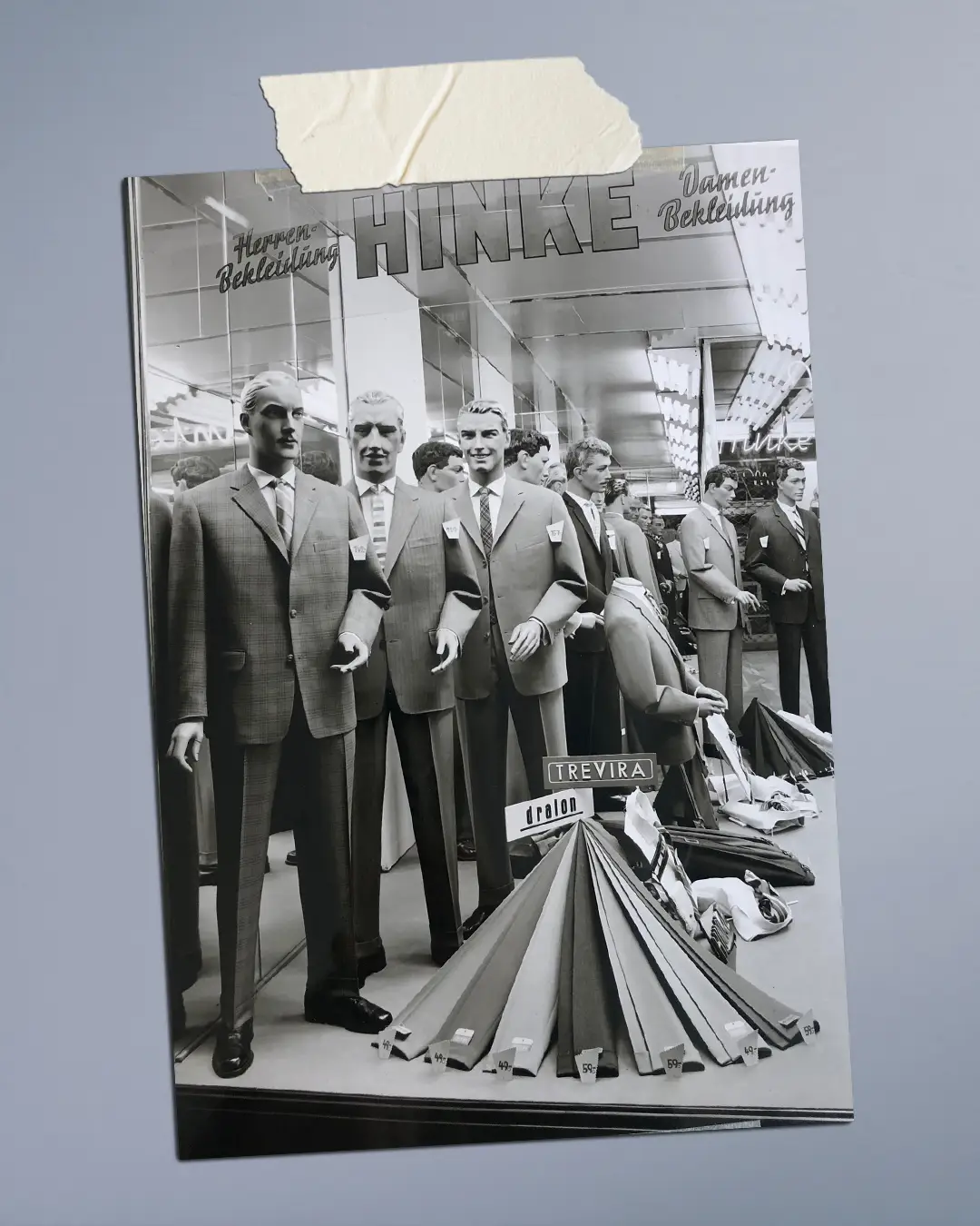 Historische Schaufensteraufnahme von Hinke mit Herrenanzügen auf Schaufensterpuppen in den 1960er Jahren.