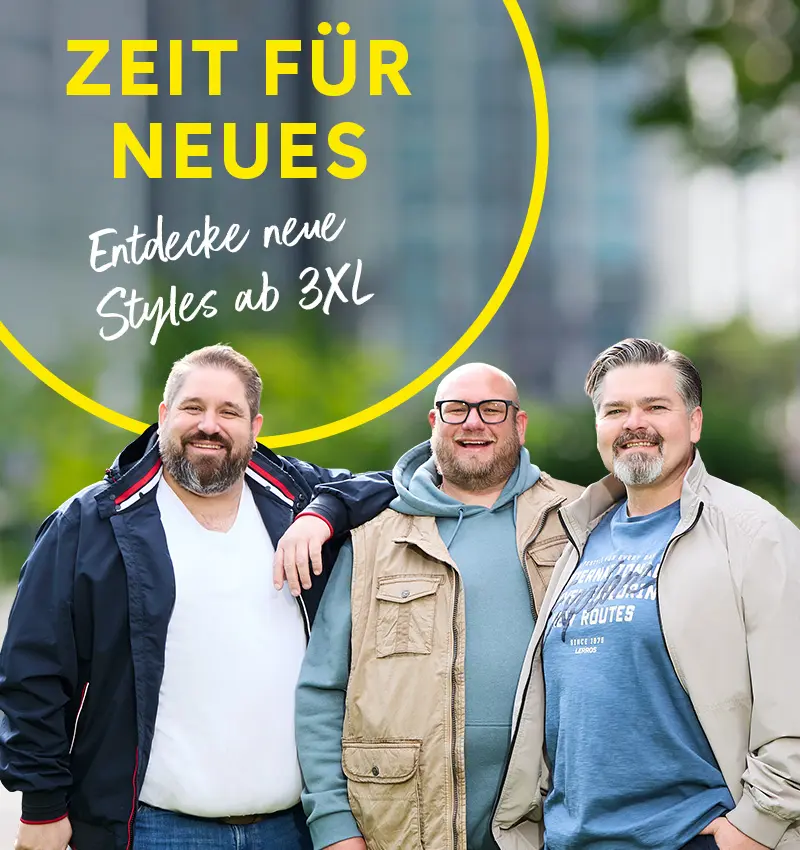 Drei Männer in Übergangsjacken stehen lächelnd nebeneinander im Freien