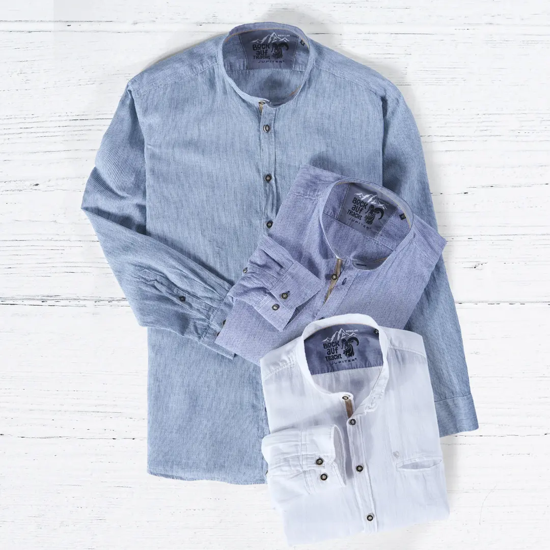 Drei Stehkragenhemden in Hellblau, Blau und Weiß aus Leinenoptik – elegante Trachtenhemden für Herren in Übergrößen.