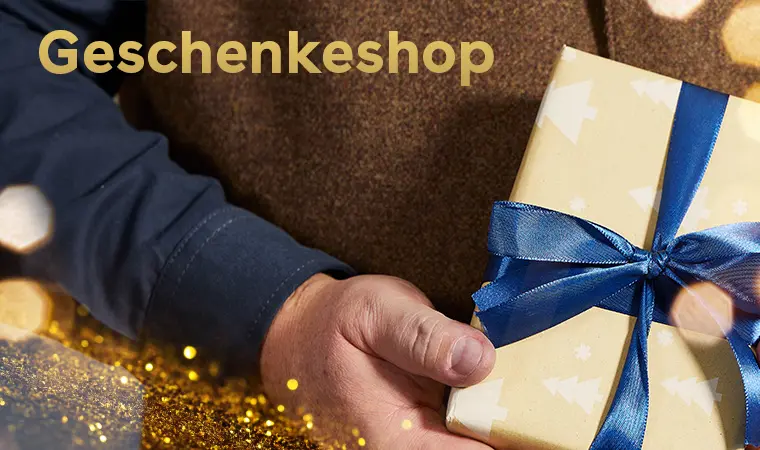 Ein Mann in großen Größen hält ein Geschenk mit blauer Schleife als Hinweis auf den Geschenkeshop
