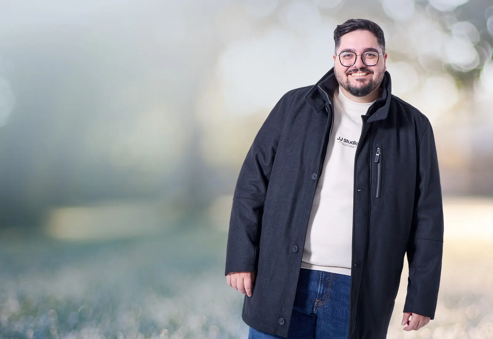 Mann mit schwarzem Mantel in großer Größe