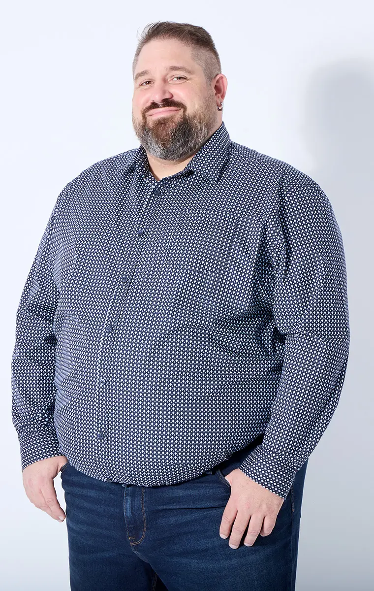 Mann in großem Businesshemd von Pfundskerl – elegant, souverän und perfekt für Männer mit Format