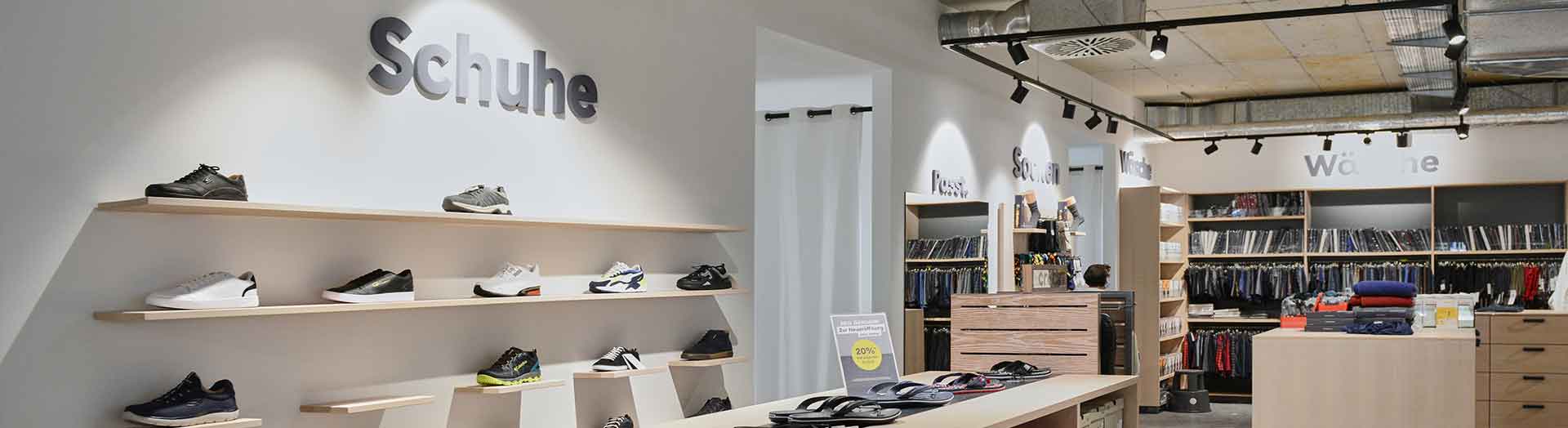 Pfundskerl-Schuhabteilung mit Modellen für Herren mit großen Größen