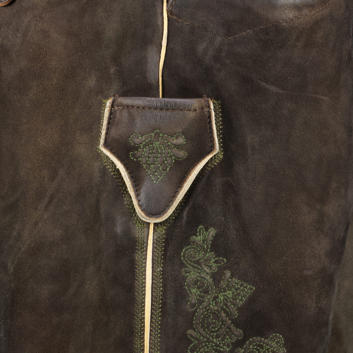 Maddox Kurze Lederhose mit Stickereien und Gürtel braun