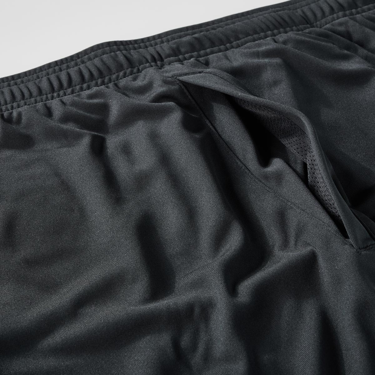 Under Armour Jogging-Shorts, schnelltrocknend grau/schwarz