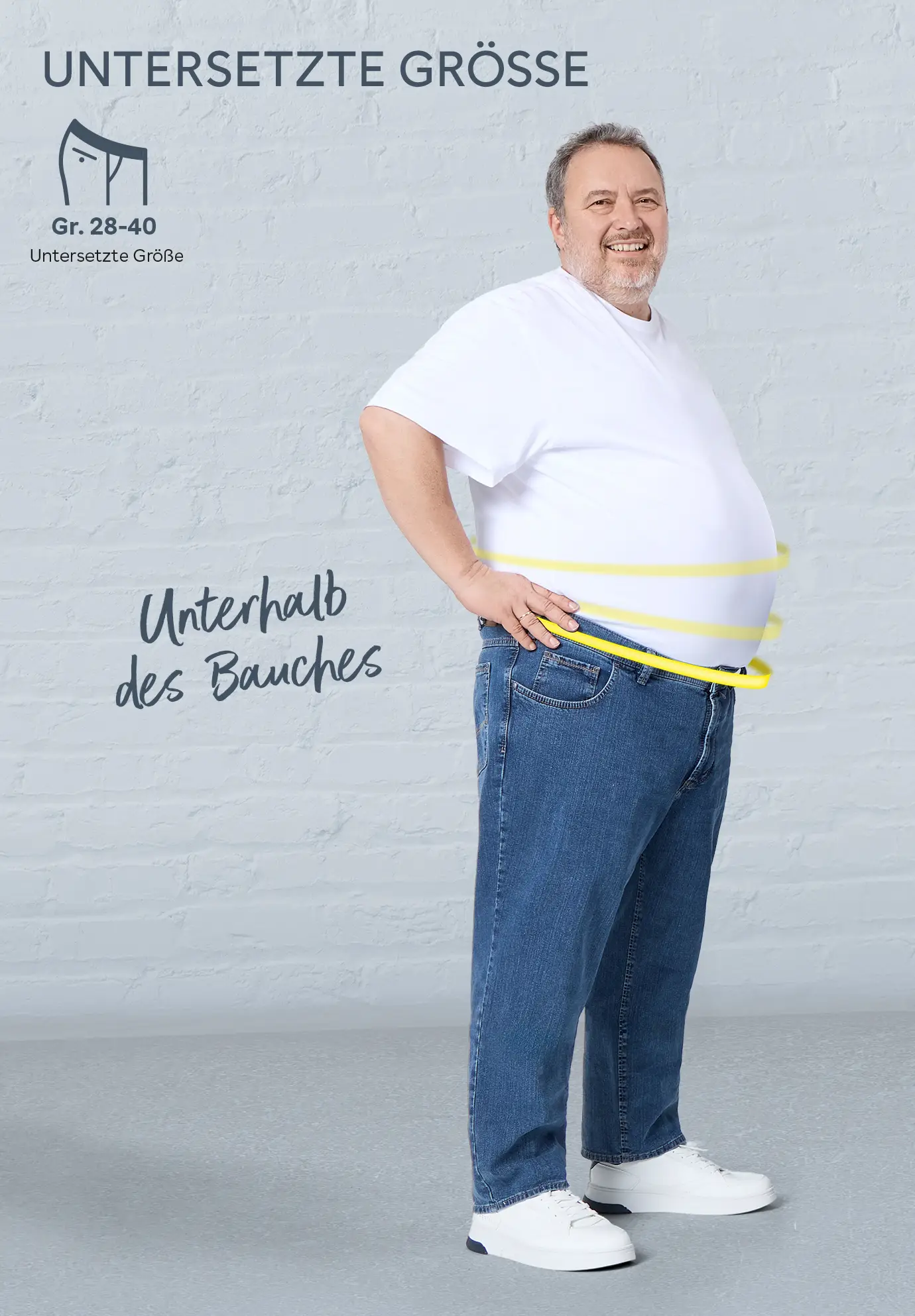 Mann mit Jeans in untersetzter Größe – Hosenbund unter dem Bauch für optimalen Tragekomfort