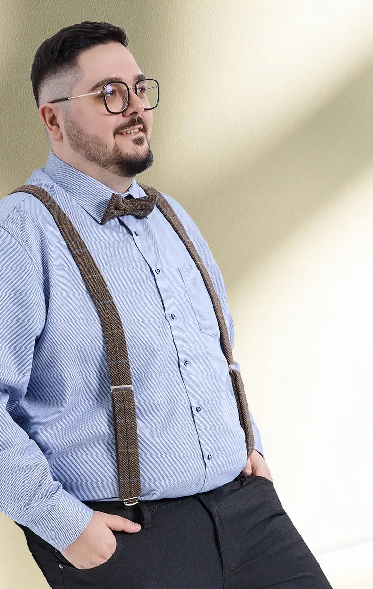 Mann mit Fliege und Hosenträgern – stilvolles Detail für Dein New-Office-Outfit