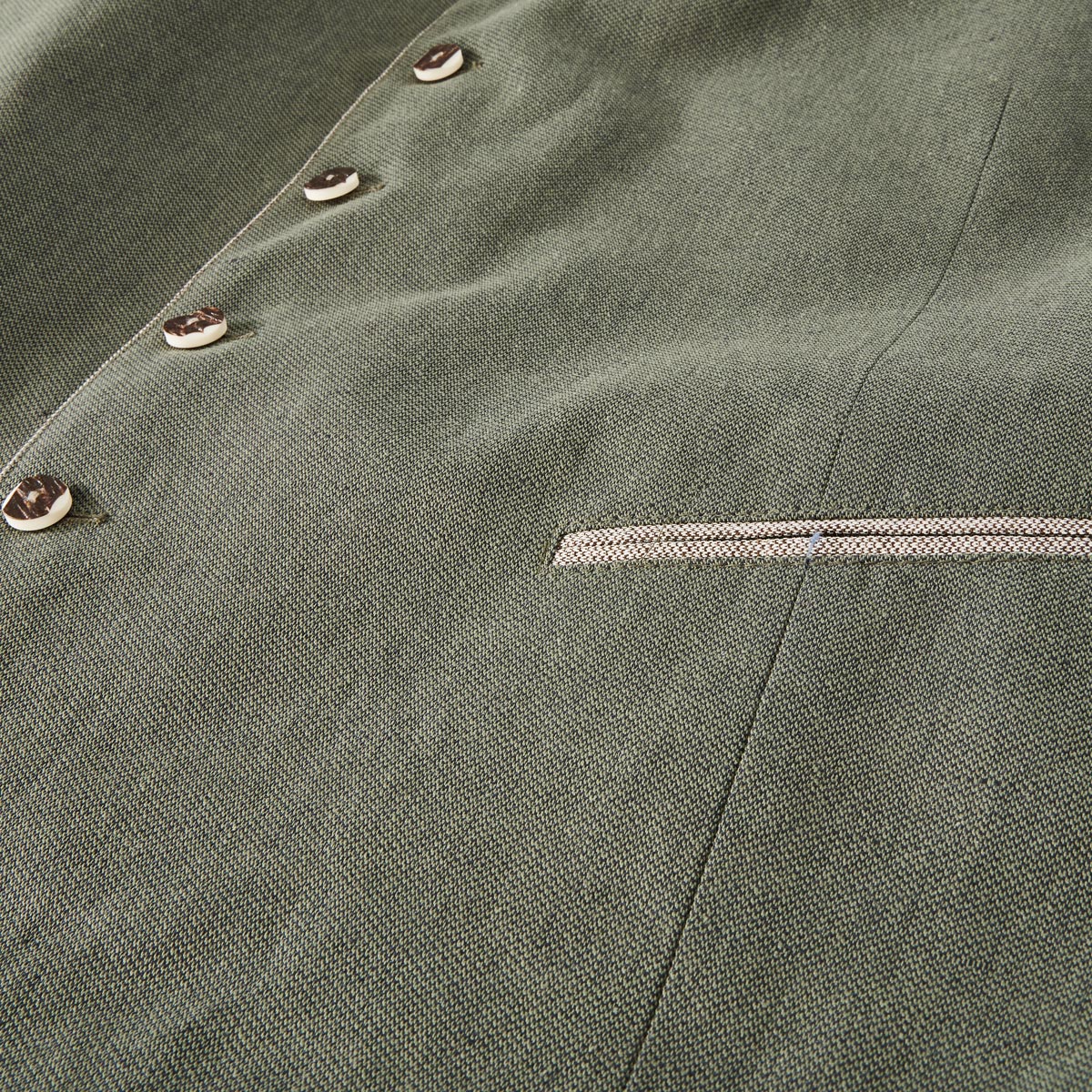 Weis Trachtenweste mit Leinen grün