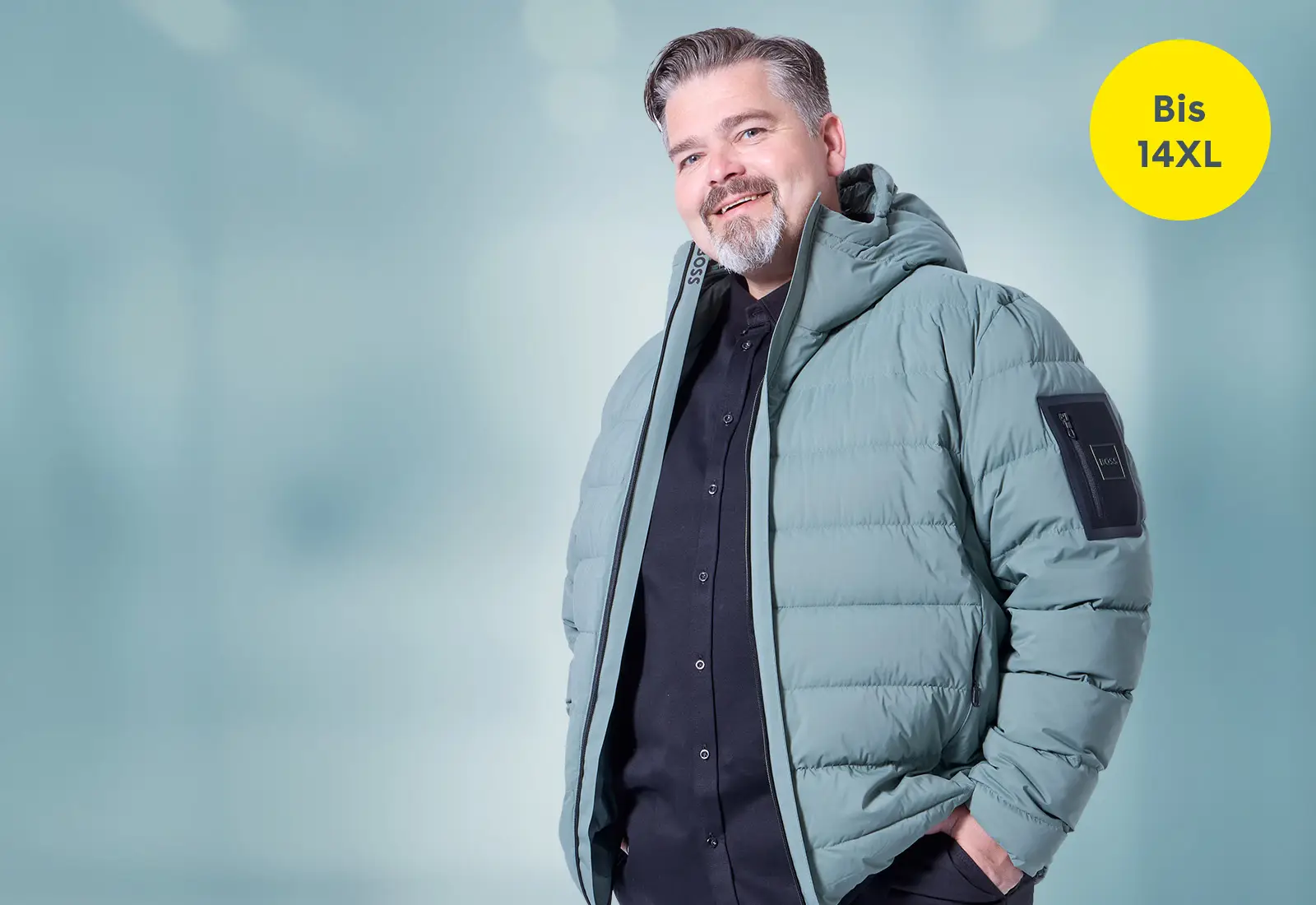 Grüne Steppjacke in Übergröße bis 14XL, kombiniert mit schwarzem Hemd.