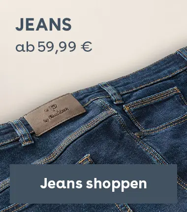 Detailaufnahme einer dunkelblauen Jeans mit Nähten und Lederlabel