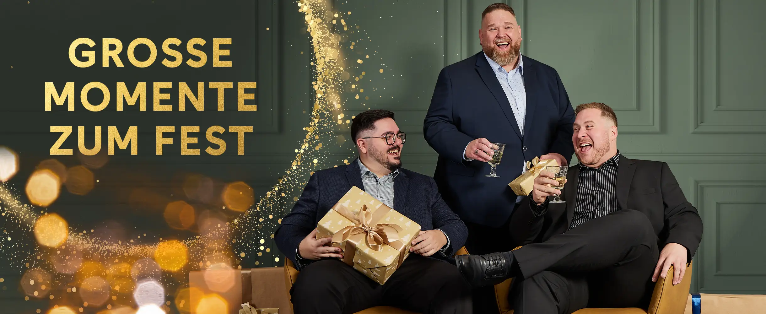Drei Männer mit Geschenken in festlicher Mode in großen Größen – Weihnachtsstimmung und pfundige Outfits für das Fest